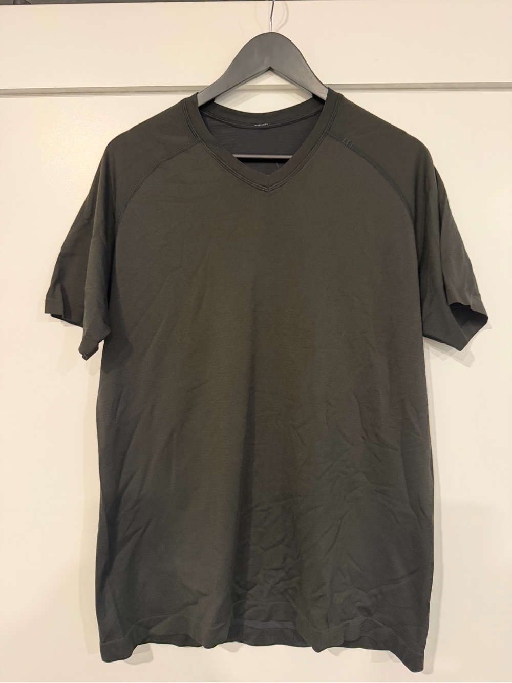lululemon athletica Men's V-Neck Short Sleeve Tee - Black
